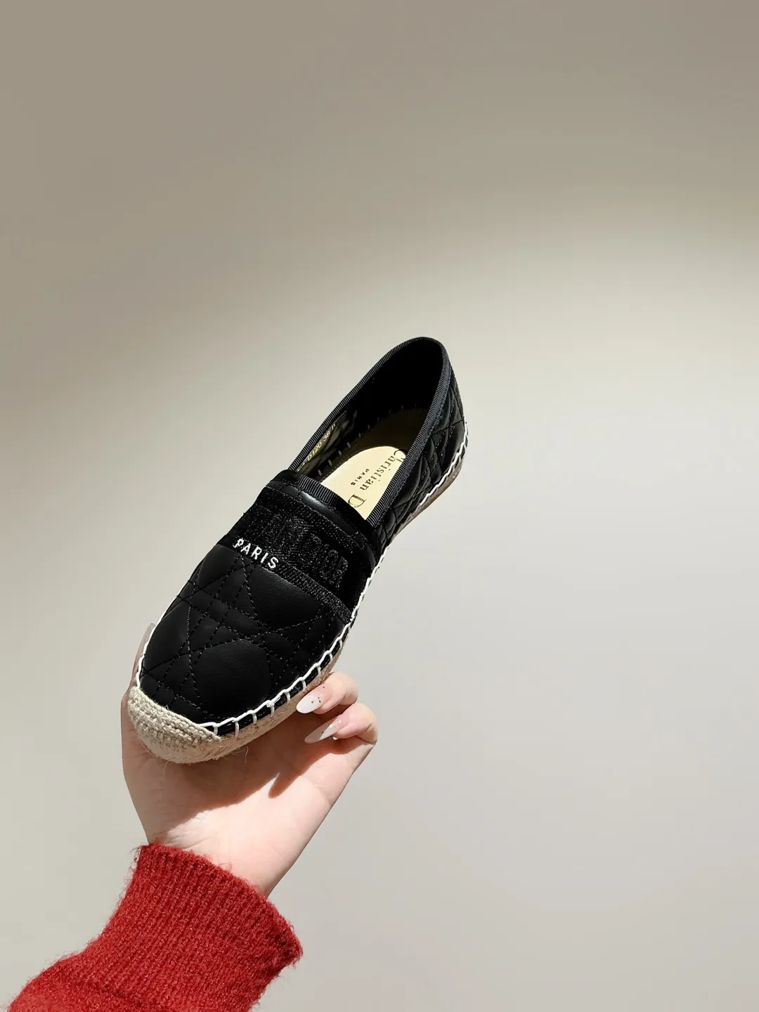 👟👟Ex-factory price 460👟👟 Dior DIOR's new popular early spring fisherman shoes 🆕 Simple, elegant and fashionable, timeless and timeless, it is a classic that will never fade away in the fashion circle, retro fisherman shoes. Original hand-woven surface, electric embroidery technology! Specific cloth surface and rubber outsole. Code number: 35-39 (40.41 customized, non-refundable)